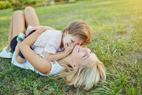 Мать и ребенок играют в парке — стоковое фото