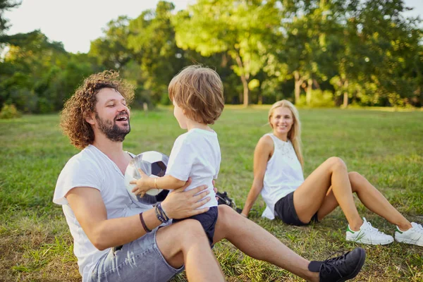 Familia jugando con una pelota en el parque . — Foto de Stock