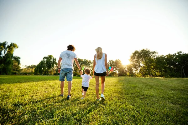 Gelukkig gezin spelen in het park. — Stockfoto