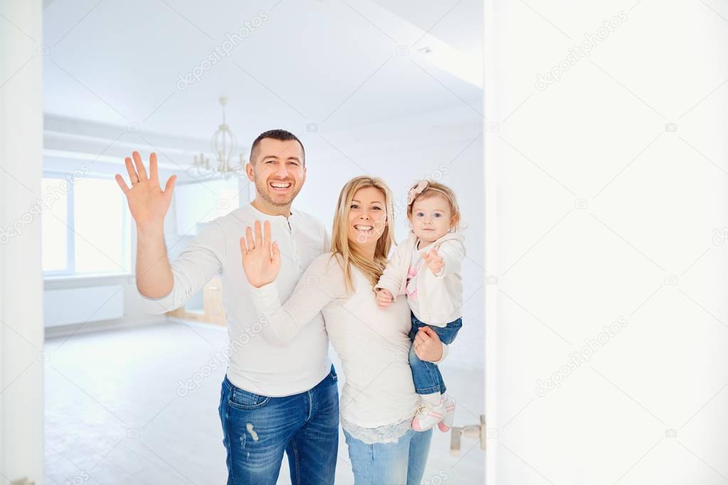  A happy family opens the door to their apartment. 