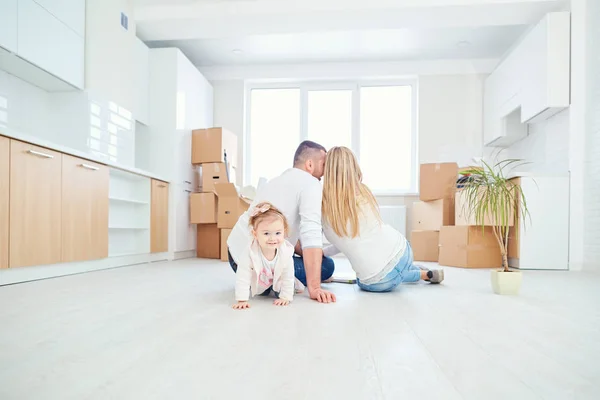 La familia con el niño se muda a una nueva casa . — Foto de Stock