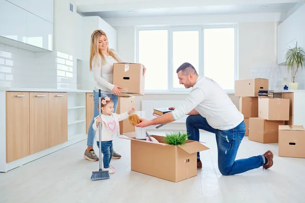 La familia con el niño se muda a una nueva casa . — Foto de Stock