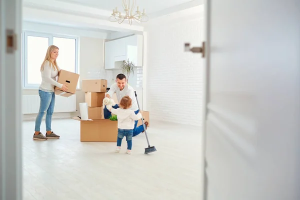 The family with the child moves to a new house. — Stock Photo, Image