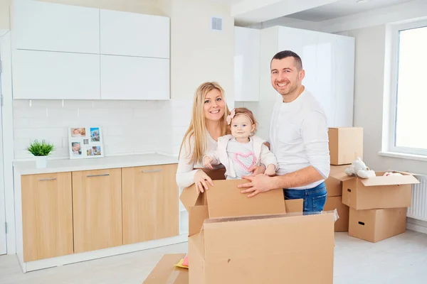 Die Familie mit dem Kind zieht in ein neues Haus. — Stockfoto