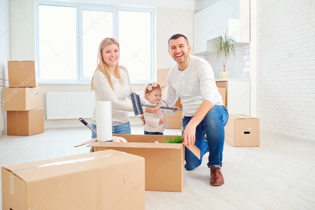 семья новоселье. подкова на новоселье. медаль с новосельем. шуточные подарки на новоселье. радостная семья в квартире.