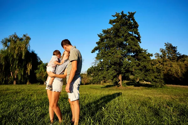 Glückliche Familie in der Natur. — Stockfoto