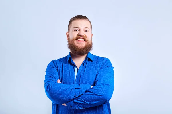 Um homem gordo e barbudo com uma expressão positiva de emoção . — Fotografia de Stock