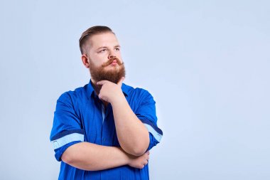 Şişko, sakallı bir adam duygusal düşünceli bir ifade ile görünür