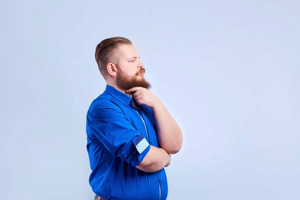 Толстый бородатый мужчина смотрит с вдумчивым выражением эмоций — стоковое фото