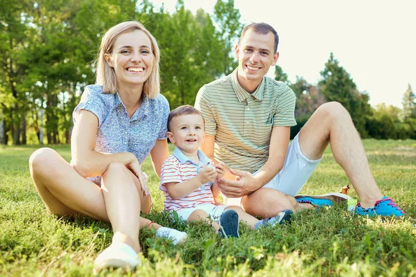 Retrato de una familia feliz en el parque. — Foto de Stock