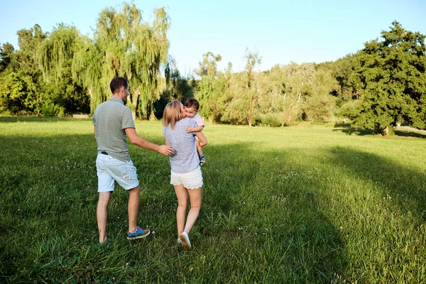 Glückliche Familie in der Natur. — Stockfoto