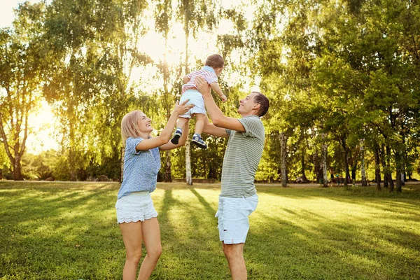 Doğadaki mutlu aile. — Stok fotoğraf