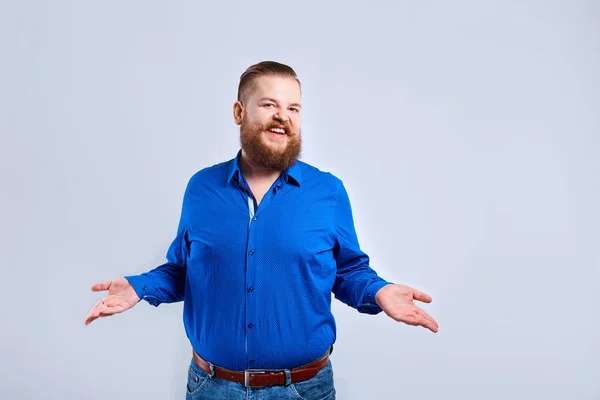 Um homem gordo e barbudo com uma expressão positiva de emoção . — Fotografia de Stock