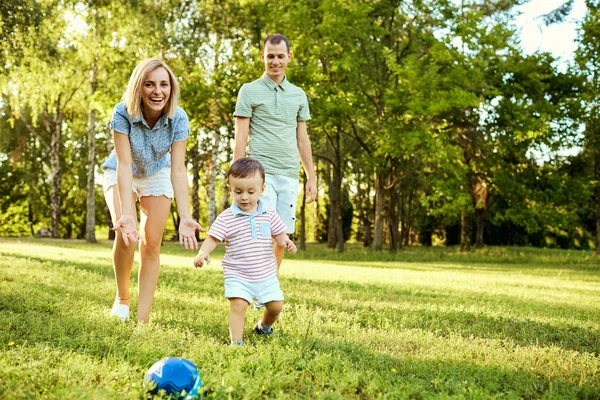 Glückliche Familie in der Natur. — Stockfoto