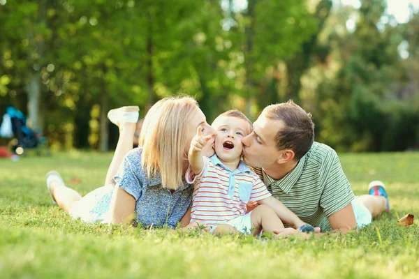 Porträt einer glücklichen Familie im Park. — Stockfoto