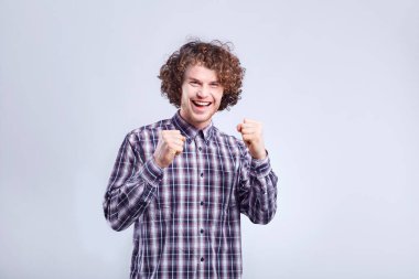 Sürpriz, neşeli duygu onun yüzünde kıvırcık genç adam.