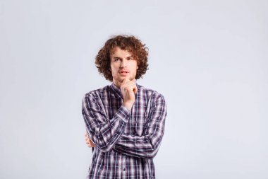 Düşünceli bir duygu ile genç bir kıvırcık saçlı adam arıyorum bana yardımcı olanvarmı düşünüyor