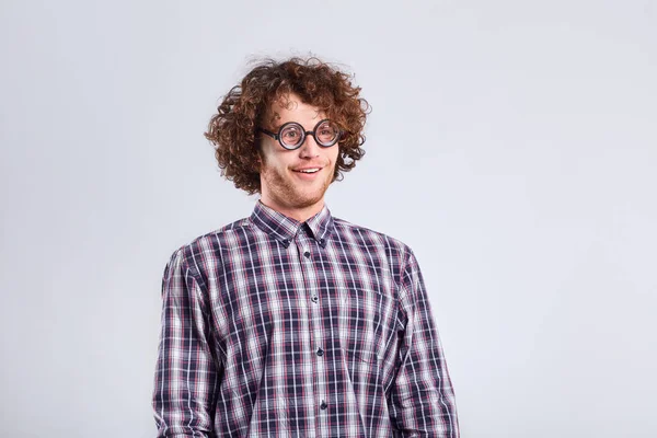 Hombre nerd rizado en gafas con un tipo estúpido de emoción divertida . —  Fotos de Stock