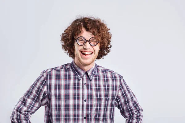 Göndör nerd ember hülye fajta vicces érzelem szemüveg. — Stock Fotó