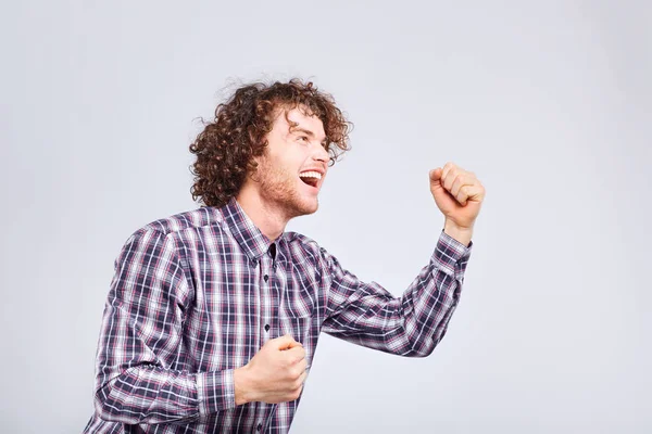 Een krullend kerel is graag zijn handen doen opstaan. — Stockfoto