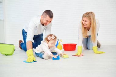 Mutlu bir aile yere yıkıyor.