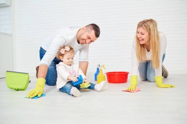 Mutlu bir aile yere yıkıyor.