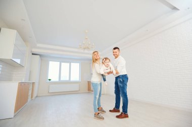 Mutlu bir aile parlak ev çay içinde birlikte bir çocukla çalış