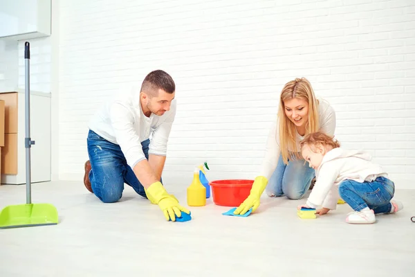 En lycklig familj är att tvätta golvet. — Stockfoto