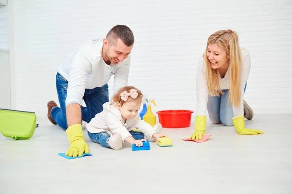 Una familia feliz está lavando el suelo . — Foto de Stock