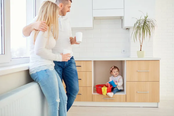 Los padres felices se abrazan juntos en la ventana . — Foto de Stock