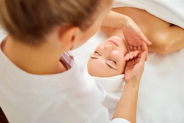 Vacker kvinna på en ansiktsbehandling massage på ett spasalong — Stockfoto