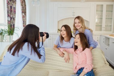 Bir grup genç kız arkadaşıyla bir kamera fotoğrafı bir