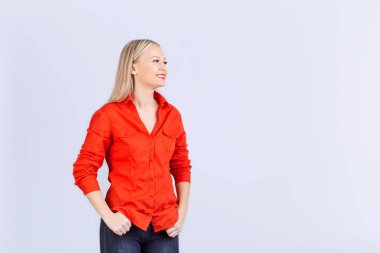 Elbise takım elbiseli sarışın kız ile olumlu bir duygu görünüyor.