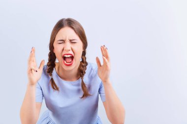 Arayan genç kız çığlıklar duygu ile heyecanlı.