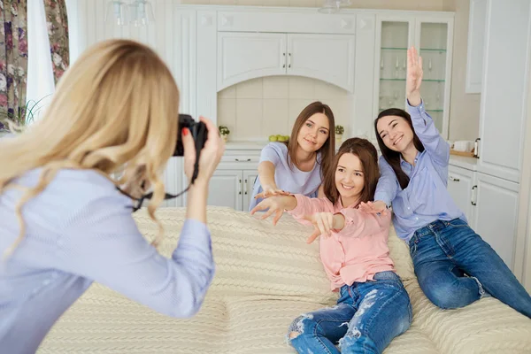 Grupa przyjaciół młodych dziewcząt są fotografowane na kamery — Zdjęcie stockowe