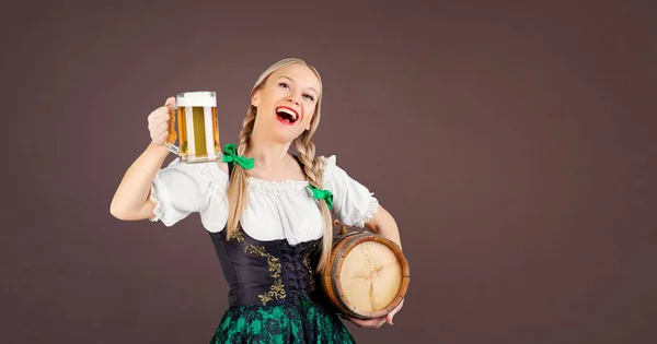 Chica camarera oktoberfest en traje nacional con una taza de cerveza — Foto de Stock