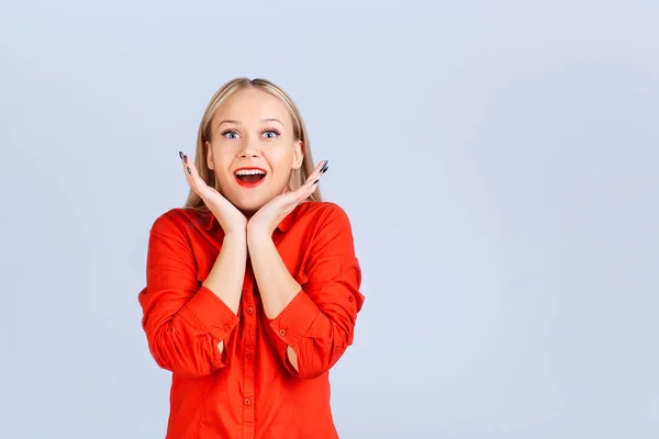 Blonde woman in casual clothes with a surprised emotion. — Stock Photo, Image