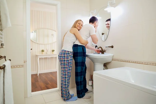 Para rano w łazience robi higieny osobistej. — Zdjęcie stockowe