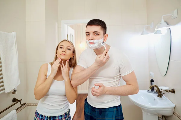 Cuplu dimineața în baie făcând igienă personală . — Fotografie, imagine de stoc