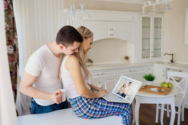 Amar casal feliz em seu pijama comendo café da manhã no kit — Fotografia de Stock