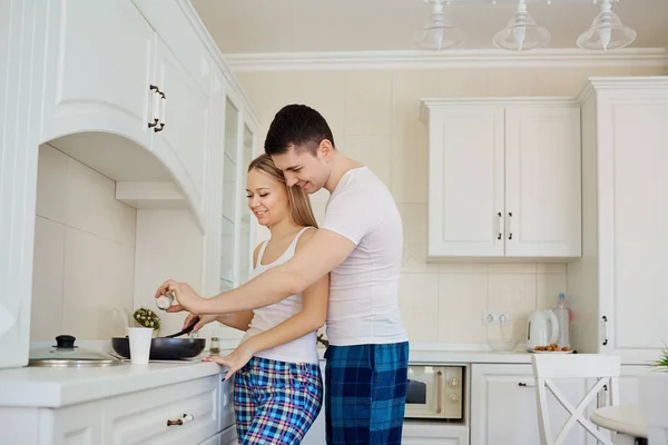 Um casal cozinhar comida na cozinha . — Fotografia de Stock