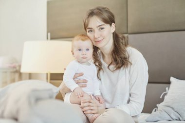 Portre anne ile çocuk yatağa çalış.. 