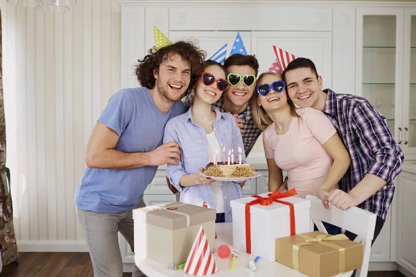 Vänner med tårta firar födelsedag på en fest. — Stockfoto