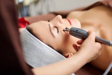 Genç kadın makyajcısı spa Oda.