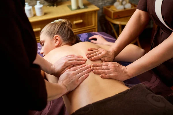 Massage i fyra händer i spasalong. — Stockfoto