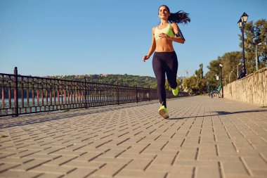 Bir spor kız parkta göl kenarında çalışır.. 