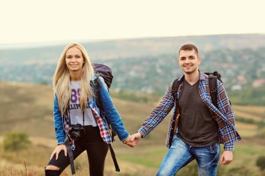 Turist niteliğine sırt çantaları ile genç Çift