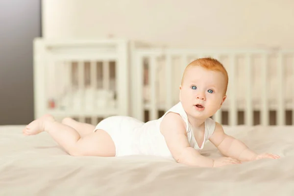 O bebê deitado na cama . — Fotografia de Stock