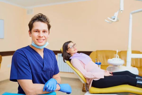 Diş hekimi adam diş Office istemci için diş tedavi — Stok fotoğraf