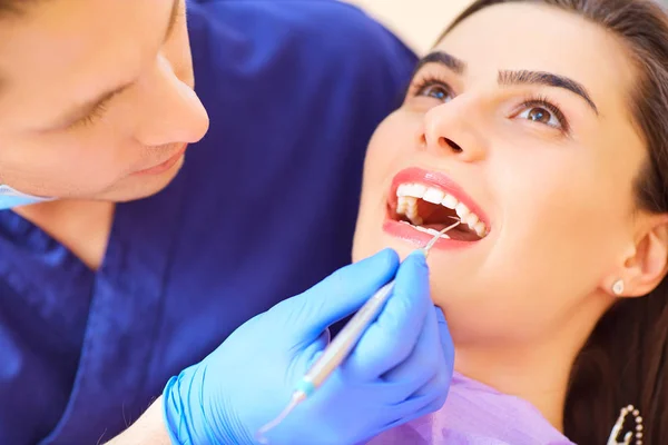 Diş hekimi adam diş Office istemci için diş tedavi — Stok fotoğraf